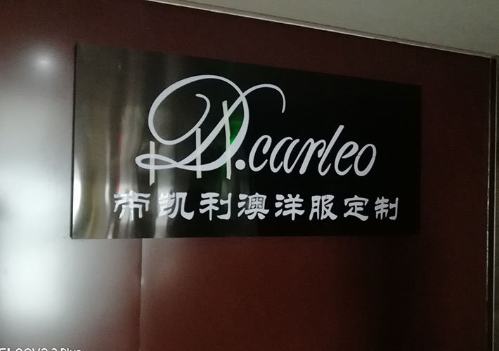 長(zhǎng)沙發(fā)光背景墻